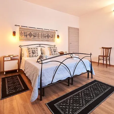 Al Vicolo Vi Bed & Breakfast *